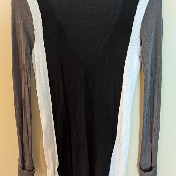 Made in USA, Fluxus, V-neck, long sleeve, neutral colorblock, super stretchy - Picture 4 of 5